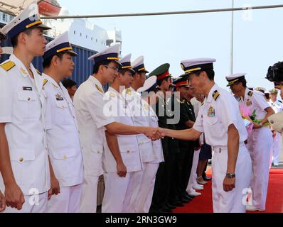 (150416) -- da NANG, 16 aprile 2015 -- i membri dell'equipaggio e gli ufficiali dei cacciatorpediniere JS Kirisame e JS Asayuki della Japan Maritime Self-Defense Force sono accolti dal lato vietnamita (L) nel porto di Tien sa nella città centrale di da Nang in Vietnam, 16 aprile 2015. Le due navi navali giapponesi con oltre 500 membri dell'equipaggio e ufficiali a bordo sono arrivate a da Nang giovedì per una visita di quattro giorni). VIETNAM-da NANG-JAPANESE NAVAL SHIPS-VISIT VNA PUBLICATIONxNOTxINxCHN là Nang 16 aprile 2015 membri dell'equipaggio e ufficiali dei cacciatori JS e JS della Japan Maritime Self Defense Force sono I BENVENUTI Foto Stock