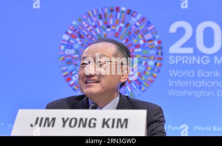 (150416) -- WASHINGTON D.C., 16 aprile 2015 -- il presidente della Banca Mondiale Jim Yong Kim partecipa a un comunicato stampa di apertura degli incontri di primavera del FMI-Banca Mondiale 2015 a Washington D.C., capitale degli Stati Uniti, 16 aprile 2015. Giovedì i capi della Banca mondiale e del Fondo monetario internazionale (FMI) hanno dichiarato che le due organizzazioni sono disposte a rafforzare la cooperazione con l'Asia Infrastructure Investment Bank (AIIB) per affrontare l'enorme potenziale della regione. ) US-WASHINGTON D.C.-FMI-WORLD BANK-AIIB-COOPERAZIONE BaoxDandan PUBLICATIONxNOTxINxCHN Washington D C 16 aprile 2015 Banca mondiale Foto Stock