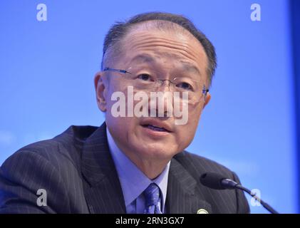 (150416) -- WASHINGTON D.C., 16 aprile 2015 -- il presidente della Banca Mondiale Jim Yong Kim parla in un comunicato stampa di apertura degli incontri di primavera del FMI-Banca Mondiale 2015 a Washington D.C., capitale degli Stati Uniti, 16 aprile 2015. Giovedì i capi della Banca mondiale e del Fondo monetario internazionale (FMI) hanno dichiarato che le due organizzazioni sono disposte a rafforzare la cooperazione con l'Asia Infrastructure Investment Bank (AIIB) per affrontare l'enorme potenziale della regione. ) US-WASHINGTON D.C.-FMI-WORLD BANK-AIIB-COOPERAZIONE BaoxDandan PUBLICATIONxNOTxINxCHN Washington D C 16 aprile 2015 World Ba Foto Stock