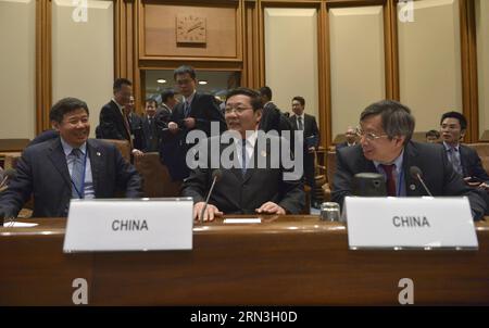(150416) -- WASHINGTON D.C., 16 aprile 2015 -- il ministro delle finanze cinese Lou Jiwei (C), il vice ministro delle finanze Zhu Guangyao (L) e il vice governatore della Banca centrale Yi Gang partecipano alla riunione dei ministri delle Finanze e dei governatori delle banche centrali dei BRICS (Brasile, Russia, India, Cina e Sudafrica) a Washington D.C., capitale degli Stati Uniti, 16 aprile 2015. ) US-WASHINGTON D.C.-BRICS-MEETING YinxBogu PUBLICATIONxNOTxINxCHN Washington D C 16 aprile 2015 i Ministri delle finanze cinesi Lou Jiwei C Vice Ministri delle finanze Zhu Guangyao l e il Vice Governatore della Banca centrale Yi Monitoring partecipano al Finance mi Foto Stock