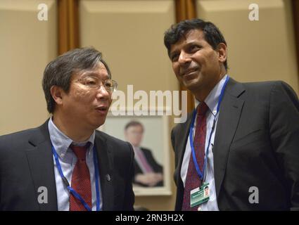 (150416) -- WASHINGTON D.C., 16 aprile 2015 -- il vice governatore cinese della Banca centrale Yi Gang (C) parla con il governatore della Reserve Bank of India Raghuram Rajanattend prima della riunione dei ministri delle Finanze e dei governatori della Banca centrale dei BRICS (Brasile, Russia, India, Cina e Sudafrica) a Washington D.C., capitale degli Stati Uniti, 16 aprile 2015. ) US-WASHINGTON D.C.-BRICS-MEETING YinxBogu PUBLICATIONxNOTxINxCHN Washington D C 16 aprile 2015 il vice governatore cinese della Banca centrale Yi Monitoring C parla con il governatore della Reserve Bank of India Raghuram prima che il ministro delle finanze e la Banca centrale vadano Foto Stock