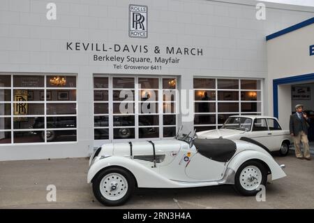 Riproduzione di uno showroom di automobili Rolls Royce, chiamato Kevill-Davis & March of Berkeley Square all'evento Goodwood Revival Old Times. Frazer Nash 328 Foto Stock