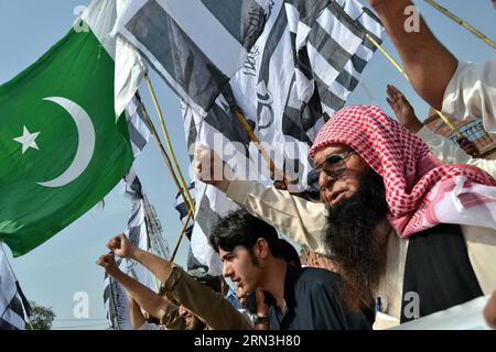 (150417) -- PESHAWAR, 17 aprile 2015 -- gli attivisti pakistani gridano slogan durante una manifestazione a sostegno del governo dell'Arabia Saudita sul conflitto in Yemen nel nord-ovest del Pakistan, Peshawar, 17 aprile 2015. ) PAKISTAN-PESHAWAR-YEMEN-RALLY UmarxQayyum PUBLICATIONxNOTxINxCHN Peshawar 17 aprile 2015 attivisti pakistani Shout slogan durante un raduno a sostegno del governo dell'Arabia Saudita sul CONFLITTO nello Yemen nel Peshawar del Pakistan nord-occidentale 17 aprile 2015 Pakistan Peshawar Yemen Rally PUBLICATIONXINxCHN Foto Stock