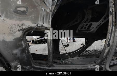 (150417) - JOHANNESBURG, 17 aprile 2015 - Un uomo raccoglie oggetti di valore oltre a un veicolo bruciato nel sito di attacchi xenofobi a Johannesburg Town, in Sudafrica, il 17 aprile 2015. Venerdì la polizia sudafricana ha sparato proiettili di gomma per disperdere i rivoltosi nel centro di Johannesburg, un nuovo focolaio di violenza xenofobia. L'attuale ondata di violenza xenofoba colpisce principalmente Durban e Johannesburg. Secondo i dati ufficiali, cinque persone sono state uccise e migliaia di immigrati sfollati. ) (Djj) SUD AFRICA-JOHANNESBURG-ATTACCO XENOFOBO ZhaixJianlan PUBLICATIONxNOTxINxCHN Johannesburg Foto Stock