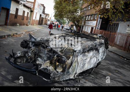 (150417) - JOHANNESBURG, 17 aprile 2015 - Un veicolo bruciato è stato visto sul sito di attacchi xenofobi a Johannesburg Town, in Sudafrica, il 17 aprile 2015. Venerdì la polizia sudafricana ha sparato proiettili di gomma per disperdere i rivoltosi nel centro di Johannesburg, un nuovo focolaio di violenza xenofobia. L'attuale ondata di violenza xenofoba colpisce principalmente Durban e Johannesburg. Secondo i dati ufficiali, cinque persone sono state uccise e migliaia di immigrati sfollati. ) (Djj) SUD AFRICA-JOHANNESBURG-ATTACCO XENOFOBO ZhaixJianlan PUBLICATIONxNOTxINxCHN Johannesburg 17 aprile 2015 a Burnt ve Foto Stock