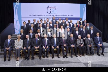 (150417) -- WASHINGTON D.C., 17 aprile 2015 -- i ministri delle finanze e i banchieri centrali del G20 posano per una foto di famiglia con l'amministratore delegato del FMI Christine Lagarde (2nd L, fronte) durante gli incontri primaverili del FMI e della Banca Mondiale a Washington D.C., capitale degli Stati Uniti, 17 aprile 2015. Il gruppo delle 20 principali economie (G20) è rimasto profondamente deluso dal continuo ritardo nel progredire della riforma delle quote del Fondo monetario internazionale (FMI) del 2010, i ministri delle finanze del G20 e i governatori delle banche centrali hanno dichiarato in un comunicato di venerdì. ) U.S.-WASHINGTON-WORLD BANK GROUP-FMI-RIUNIONI ANNUALI YINXBO Foto Stock