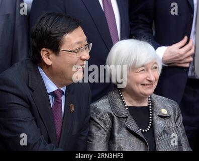 (150417) -- WASHINGTON D.C., 17 aprile 2015 -- il ministro delle finanze cinese Lou Jiwei (L) e il presidente della Federal Reserve statunitense Janet Yellen sono visti davanti a una foto di famiglia durante la riunione dei ministri delle finanze e dei governatori delle banche centrali del G20 a Washington D.C., capitale degli Stati Uniti, 17 aprile 2015. Il gruppo delle 20 principali economie (G20) è rimasto profondamente deluso dal continuo ritardo nel progredire della riforma delle quote del Fondo monetario internazionale (FMI) del 2010, i ministri delle finanze del G20 e i governatori delle banche centrali hanno dichiarato in un comunicato di venerdì. ) U.S.-WASHINGTON-WORLD BANK GROUP-FMI-ANNUAL MEETINGS Y Foto Stock