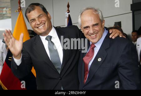 (150418) - QUITO, 17 aprile 2015 - il presidente dell'Ecuador Rafael Correa (L) e il segretario generale dell'Unione delle Nazioni sudamericane (UNASUR, per il suo acronimo in spagnolo), Ernesto Samper, reagiscono ad un evento dell'UNASUR, a Quito, capitale dell'Ecuador, il 17 aprile 2015. Le autorità e i delegati dei 12 paesi membri dell'UNASUR hanno celebrato venerdì l'ottavo anniversario della creazione del blocco regionale. Santiago Armas) (azp) ECUADOR-QUITO-POLITICS-UNASUR e SANTIAGOxARMAS PUBLICATIONxNOTxINxCHN Quito 17 aprile 2015 il presidente dell'Ecuador Rafael Correa l e il segretario generale o Foto Stock