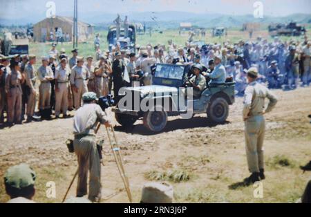 (150419) -- ZHIJIANG, 19 aprile 2015 -- la foto copiata del file scattata il 21 agosto 1945 dal veterano statunitense Joe Day mostra i rappresentanti giapponesi in un'auto con bandiera bianca sulla strada per la resa nella contea di Zhijiang, nella provincia centrale di Hunan della Cina. Un museo nella contea autonoma di Zhijiang Dong della provincia di Hunan ha presentato 32 foto a colori il 17 aprile 2015 che documentano la resa del Giappone nella provincia nell'agosto 1945. Erano tra le 223 foto della guerra anti-giapponese cinese donate lo scorso novembre da Joe Day, un membro delle Flying Tigers, il 1st American Volunteer Group formato nel 1941 per aiutare Foto Stock