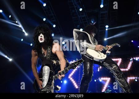 MONTEVIDEO, 18 aprile 2015 -- Gene Simmons (R) e Paul Stanley (L) della band statunitense Kiss si esibiscono durante un concerto del tour 40th Anniversary nello stadio Gran Parque Central, a Montevideo, capitale dell'Uruguay, il 18 aprile 2015. ) (Dzl) URUGUAY-MONTEVIDEO-CONCERT-KISS NICOLASxCELAYA PUBLICATIONxNOTxINxCHN Montevideo 18 aprile 2015 i geni Simmons r e Paul Stanley l degli Stati Uniti Tie Kiss si esibiscono durante un Concerto del Tour 40 ° anniversario nel Gran Parque Central Stage a Montevideo capitale dell'Uruguay IL 18 aprile 2015 dzl Uruguay Montevideo Concert Kiss NicolasxCelaya PUBLICATIONxNOTxIN Foto Stock