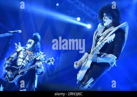 MONTEVIDEO, 18 aprile 2015 - Tommy Thayer (R) e Gene Simmons della band statunitense Kiss si esibiscono durante un concerto del tour 40th Anniversary nello stadio Gran Parque Central, a Montevideo, capitale dell'Uruguay, il 18 aprile 2015. ) (Dzl) URUGUAY-MONTEVIDEO-CONCERT-KISS NICOLASxCELAYA PUBLICATIONxNOTxINxCHN Montevideo 18 aprile 2015 Tommy Thayer r e Genes Simmons degli Stati Uniti Tie Kiss si esibiscono durante un Concerto del Tour 40 ° anniversario nel Gran Parque Central Stage a Montevideo capitale dell'Uruguay IL 18 aprile 2015 dzl Uruguay Montevideo Concert Kiss NicolasxCelaya PUBLICATIONxNOTxINxCHN Foto Stock