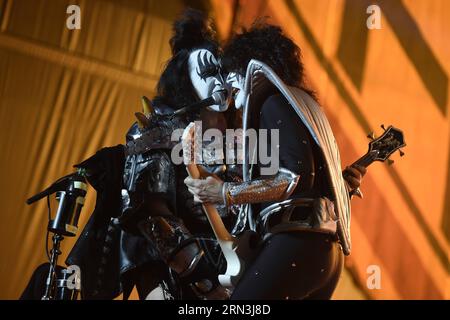 MONTEVIDEO, 18 aprile 2015 - Tommy Thayer (R) e Gene Simmons della band statunitense Kiss si esibiscono durante un concerto del tour 40th Anniversary nello stadio Gran Parque Central, a Montevideo, capitale dell'Uruguay, il 18 aprile 2015. ) (Dzl) URUGUAY-MONTEVIDEO-CONCERT-KISS NICOLASxCELAYA PUBLICATIONxNOTxINxCHN Montevideo 18 aprile 2015 Tommy Thayer r e Genes Simmons degli Stati Uniti Tie Kiss si esibiscono durante un Concerto del Tour 40 ° anniversario nel Gran Parque Central Stage a Montevideo capitale dell'Uruguay IL 18 aprile 2015 dzl Uruguay Montevideo Concert Kiss NicolasxCelaya PUBLICATIONxNOTxINxCHN Foto Stock