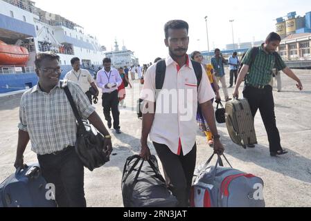 KOCHI, 18 aprile 2015 -- gli sfollati indiani dallo Yemen devastato dalla guerra sbarcano da una nave nel porto di Kochi, India, 18 aprile 2015. I cittadini indiani evacuati dallo Yemen sono arrivati qui a Kochi, Kerala, con due navi passeggeri. )(bxq) INDIA-KOCHI-YEMEN-EVACUEES Stringer PUBLICATIONxNOTxINxCHN Kochi 18 aprile 2015 gli sfollati indiani dalla è stato lacerato lo Yemen sbarcano da una nave nel porto di Kochi India 18 aprile 2015 cittadini indiani evacuati dallo Yemen hanno raggiunto qui a Kochi Kerala in due navi passeggeri India Kochi Yemen evacuano Stringer PUBLICATIONXNOTxINCHN Foto Stock