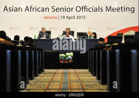 (150419) -- GIACARTA, 19 aprile 2015 -- Direttore generale degli affari Asia-Africa presso il ministero degli Esteri indonesiano Yuri Thamrin (C) tiene un discorso durante la riunione dei funzionari senior (SOM) Asia-Africa durante la conferenza asiatica-africana commemorazione 2015 al Centro congressi di Giacarta in Indonesia, 19 aprile 2015. La conferenza asiatica africana commemorazione 2015 si tiene a Giacarta e Bandung dal 19 al 24 aprile. )(bxq) INDONESIA-GIACARTA-ASIAN-AFRICAN CONFERENCE COMMEMORATION-SOM VerixSanovri PUBLICATIONxNOTxINxCHN Giacarta 19 aprile 2015 Direttore generale dell'Asia Africa Affairs IN Indonesia per Foto Stock