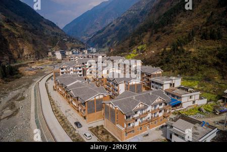 (150420) -- AP AN, 20 aprile 2015 -- una vista aerea delle nuove case nell'antica città di Shunjiang nella contea di Baoxing, nella provincia del Sichuan della Cina sud-occidentale, è vista in questa foto scattata il 13 marzo 2015, in vista del due anniversario del terremoto di magnitudo 7,0 che ha colpito la vicina contea di Lushan il 20 aprile 2013. ) (Ytt) CHINA-SICHUAN-NEW LOOK (CN) JiangxHongjing PUBLICATIONxNOTxINxCHN Ya fino al 20 aprile 2015 per la veduta aerea delle nuove case nell'antica città di Shunjiang nella contea di Baoxing La provincia di Sichuan della Cina sud-occidentale È Laghi in questa foto scattata IL 13 marzo 2015 davanti ai Two Anniver Foto Stock