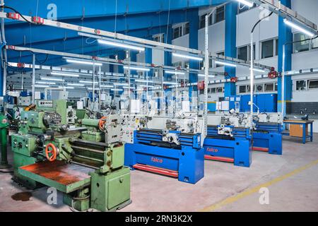 molti macchinari industriali identici in una fabbrica. attrezzature di una fabbrica/officina. macchine industriali ad alta tecnologia. officina automatizzata Foto Stock