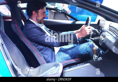 (150420) -- SHANGHAI, 20 aprile 2015 -- Un uomo prova un veicolo durante l'Auto Shanghai 2015, Shanghai orientale della Cina, 20 aprile 2015. Un totale di 1.343 veicoli completi erano in mostra, tra cui 103 veicoli a nuova energia e 47 concept car. ) (mp) CHINA-SHANGHAI-AUTO SHOW (CN) ChenxFei PUBLICATIONxNOTxINxCHN Shanghai 20 aprile 2015 a Man prova un veicolo durante la Car Shanghai 2015 East China S Shanghai 20 aprile 2015 sono stati esposti in totale 1 343 VEICOLI completi, tra cui 103 New Energy VEHICLES e 47 Concept Cars MP China Shanghai Car mostra CN PUBLICATIONxNOTxINxCHN Foto Stock