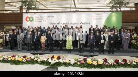 (150420) -- GIACARTA, 20 aprile 2015 -- i partecipanti posano per una fotografia di gruppo durante la riunione ministeriale Asia-Africa a Giacarta, Indonesia, 20 aprile 2015. I ministri dei paesi asiatici e africani si sono incontrati qui lunedì, impegnandosi ad attuare lo Spirito Bandung, che mette in evidenza la cooperazione Sud-Sud. ) RIUNIONE MINISTERIALE INDONESIA-GIACARTA-ASIA-AFRICA LuixSiuxWai PUBLICATIONxNOTxINxCHN Giacarta 20 aprile 2015 i partecipanti si pongono per una foto di gruppo durante la riunione ministeriale asiatica africana a Giacarta Indonesia 20 aprile 2015 il ministro dei paesi asiatici e africani si è incontrato qui IL Mo Foto Stock