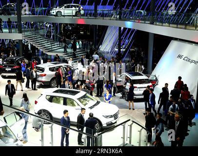 (150420) -- SHANGHAI, 20 aprile 2015 -- le persone visitano l'Auto Shanghai 2015 nella Shanghai orientale della Cina, 20 aprile 2015. Un totale di 1.343 veicoli completi erano in mostra, tra cui 103 veicoli a nuova energia e 47 concept car. ) (mp) CHINA-SHANGHAI-AUTO SHOW (CN) ChenxJianli PUBLICATIONxNOTxINxCHN Shanghai 20 aprile 2015 le celebrità visitano The Car Shanghai 2015 a Shanghai nella Cina orientale 20 aprile 2015 sono stati esposti in totale 1 343 VEICOLI completi, tra cui 103 VEICOLI New Energy e 47 Concept Cars MP China Shanghai Car Show CN ChenxJianli PUBLICATIONxNOTxINxCHN Foto Stock