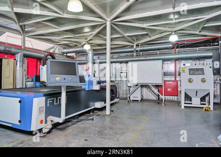 molti macchinari industriali identici in una fabbrica. attrezzature di una fabbrica/officina. macchine industriali ad alta tecnologia. officina automatizzata Foto Stock