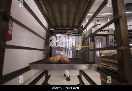 (150420) -- BUENOS AIRES, 20 aprile 2015 -- il Maestro baker Pablo Salvatierre della National Bakers Selection argentina toglie le baguette da un forno durante l'allenamento per le qualificazioni americane della Louis Lesaffre Cup, a Buenos Aires, capitale dell'Argentina, il 20 aprile 2015. Le qualificazioni della Louis Lesaffre Cup si svolgeranno dal 29 maggio al 4 giugno in Argentina, con partecipanti provenienti da paesi nordamericani e sudamericani che si sfideranno per due posti per la Bakery World Cup 2016 in Francia. Martin Zabala) (da) ARGENTINA-BUENOS AIRES-INDUSTRY-BAKERY e MARTINxZABALA PUBLICATIONxNOTxINxCHN Bu Foto Stock