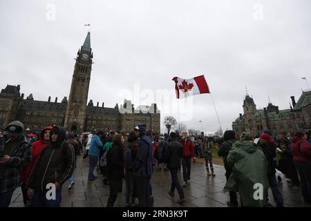 (150420) -- OTTAWA, 20 aprile 2015 -- i canadesi che sostengono la legalizzazione della marijuana prendono parte alla manifestazione annuale del 420 a Ottawa, in Canada, il 20 aprile 2015. Nonostante la pioggia e il freddo intramontabile, centinaia di fumatori sono arrivati a Parliament Hill per la manifestazione qui a Ottawa. CANADA-OTTAWA-MARIJUANA-DIMOSTRAZIONE DavidxKawai PUBLICATIONxNOTxINxCHN Ottawa 20 aprile 2015 i canadesi che sostengono la legalizzazione della marijuana prendono parte alla manifestazione annuale 420 a Ottawa in Canada IL 20 aprile 2015 nonostante la pioggia e instagionalmente freddo centinaia di fumatori arri Foto Stock