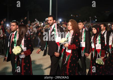 (150420) -- RAMALLAH, 20 aprile 2015 -- le coppie palestinesi prendono parte a un matrimonio di massa organizzato dalla presidenza palestinese nella città di Gerico in Cisgiordania, il 20 aprile 2015. Un totale di 231 coppie hanno partecipato al matrimonio sostenuto dai presidenti Mahmoud Abbas. ) MIDEAST-RAMALLAH-MATRIMONIO DI MASSA FadixArouri PUBLICATIONxNOTxINxCHN Ramallah 20 aprile 2015 le coppie PALESTINESI prendono parte a un matrimonio di massa organizzato dalla Presidenza PALESTINESE nella città di Gerico IN CISGIORDANIA IL 20 aprile 2015 un totale di 231 coppie hanno partecipato al matrimonio sostenuto dai presidenti Mahmoud Abbas Mideast Ramallah Mass WE Foto Stock