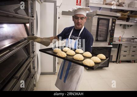 (150420) -- BUENOS AIRES, 20 aprile 2015 -- il Maestro baker Gaston Mino della National Bakers Selection argentina toglie il pane di melone dal forno durante l'allenamento per le qualificazioni americane della Louis Lesaffre Cup, a Buenos Aires, capitale dell'Argentina, il 20 aprile 2015. Le qualificazioni della Louis Lesaffre Cup si svolgeranno dal 29 maggio al 4 giugno in Argentina, con partecipanti provenienti da paesi nordamericani e sudamericani che si sfideranno per due posti per la Bakery World Cup 2016 in Francia. Martin Zabala) (da) ARGENTINA-BUENOS AIRES-INDUSTRY-BAKERY e MARTINxZABALA PUBLICATIONxNOTxINxCHN Buen Foto Stock