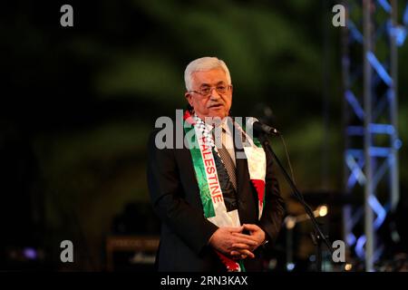 (150420) -- RAMALLAH, 20 aprile 2015 -- i presidenti palestinesi Mahmoud Abbas parlano durante un matrimonio di massa per coppie palestinesi, organizzato dalla presidenza palestinese nella città di Gerico in Cisgiordania, il 20 aprile 2015. Un totale di 231 coppie hanno partecipato al matrimonio sostenuto dai presidenti Mahmoud Abbas. ) MIDEAST-RAMALLAH-MATRIMONIO DI MASSA FadixArouri PUBLICATIONxNOTxINxCHN Ramallah 20 aprile 2015 i presidenti PALESTINESI Mahmoud Abbas intervengono durante un matrimonio di massa per coppie PALESTINESI organizzato dalla Presidenza PALESTINESE nella città di Gerico IN CISGIORDANIA IL 20 aprile 2015 un totale di 231 coppie Foto Stock