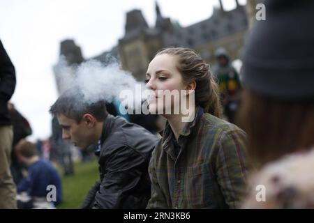 (150420) -- OTTAWA, 20 aprile 2015 -- i canadesi che sostengono la legalizzazione della marijuana prendono parte alla manifestazione annuale del 420 a Ottawa, in Canada, il 20 aprile 2015. Nonostante la pioggia e il freddo intramontabile, centinaia di fumatori sono arrivati a Parliament Hill per la manifestazione qui a Ottawa. CANADA-OTTAWA-MARIJUANA-DIMOSTRAZIONE DavidxKawai PUBLICATIONxNOTxINxCHN Ottawa 20 aprile 2015 i canadesi che sostengono la legalizzazione della marijuana prendono parte alla manifestazione annuale 420 a Ottawa in Canada IL 20 aprile 2015 nonostante la pioggia e instagionalmente freddo centinaia di fumatori arri Foto Stock