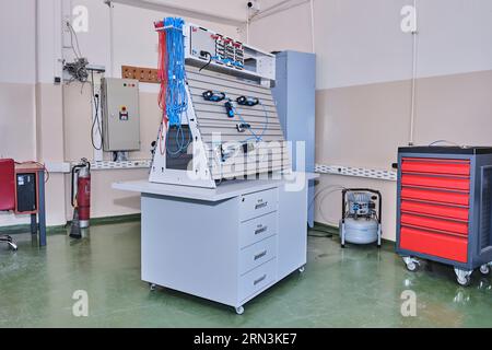 molti macchinari industriali identici in una fabbrica. attrezzature di una fabbrica/officina. macchine industriali ad alta tecnologia. officina automatizzata Foto Stock