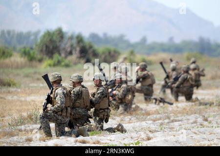 (150421) -- PROVINCIA DI ZAMBALES, 21 aprile 2015 -- Soldiers of U.S. Marines and the Armed Forces of the Philippines (AFP) partecipano all'addestramento Amphibious Assault come parte delle esercitazioni militari USA-Filippine presso il Naval Education and Training Command della Marina filippina nella provincia di Zambales, Filippine, 21 aprile 2015. Le esercitazioni Shoulder to Shoulder (nome locale: Balikatan) iniziano in cinque province delle Filippine il 20 aprile, coinvolgendo 11.500 militari filippini e statunitensi. FILIPPINE-PROVINCIA DI ZAMBALES-ESERCITAZIONI MILITARI ROUELLEXUMALI PUBBLICAZIONE Foto Stock