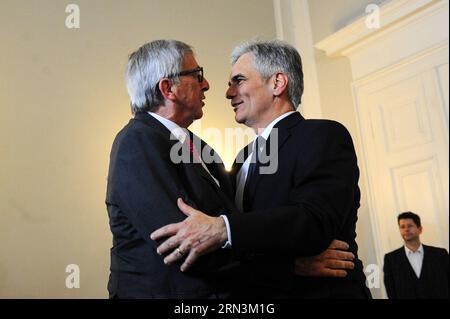 (150421) -- VIENNA, 21 aprile 2015 -- il cancelliere austriaco Werner Faymann (R) incontra il presidente della Commissione europea Jean-Claude Junker a Vienna, capitale dell'Austria, il 21 aprile 2015. ) AUSTRIA-VIENNA-COMMISSIONE EUROPEA-RIUNIONE QianxYi PUBLICATIONxNOTxINxCHN Vienna 21 aprile 2015 il Cancelliere austriaco Werner Faymann r incontra il presidente della Commissione europea Jean Claude Junker a Vienna capitale dell'Austria IL 21 aprile 2015 Austria Vienna riunione della Commissione europea PUBLICATIONxNOTxINxCHN Foto Stock