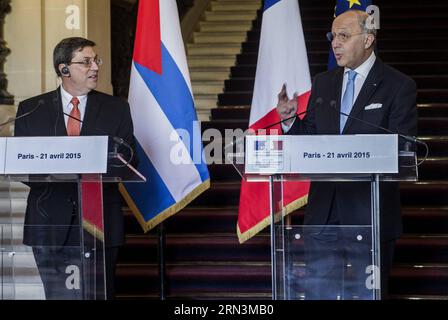 (150421) -- PARIGI, 21 aprile 2015 -- il ministro degli Esteri francese Laurent Fabius (R) e il ministro degli Esteri cubano Bruno Rodriguez Parrilla partecipano a una conferenza stampa a Parigi, in Francia, il 21 aprile 2015. Il ministro degli Esteri cubano Bruno Rodriguez Parrilla ha incontrato alti funzionari francesi nella prima tappa del suo tour europeo, a seguito del miglioramento delle relazioni tra gli Stati Uniti e Cuba all'inizio di questo mese. ) FRANCE-PARIS-CUBA-FM-VISIT ChenxXiaowei PUBLICATIONxNOTxINxCHN Parigi 21 aprile 2015 i ministri degli Esteri francesi Laurent Fabius r e i ministri degli Esteri cubani Bruno Rodriguez Parrilla partecipano a una Foto Stock