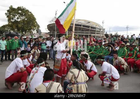 (150422) -- BOGOTÀ, 22 aprile 2015 -- gli indigeni prendono parte a una cerimonia prima di una conferenza stampa dell'ex calciatore Carlos Valderrama sulla prima squadra di calcio indigena della Colombia, a Bogotà, Colombia, il 21 aprile 2015. Secondo la stampa locale, Carlos Valderrama sarà il capo-allenatore dei 22 calciatori indigeni che rappresenteranno la Colombia nella Abya Yala America Cup in Cile il 2015 giugno. Juan ) (da)(xyf) CREDITO OBBLIGATORIO NO SALES-NO ARCHIVE EDITORIAL USE ONLY COLOMBIA OUT (SP)COLOMBIA-BOGOTA-SOCCER-VALDERRAMA Paez/Colprensa PUBLICATIONxNOTxINxCHN Bogota Apri Foto Stock