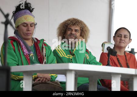 (150422) -- BOGOTÀ, 22 aprile 2015 -- l'ex calciatore Carlos Valderrama (C), partecipa a una conferenza stampa sulla prima squadra di calcio indigena della Colombia, a Bogotà, Colombia, il 21 aprile 2015. Secondo la stampa locale, Carlos Valderrama sarà il capo-allenatore dei 22 calciatori indigeni che rappresenteranno la Colombia nella Abya Yala America Cup in Cile il 2015 giugno. Juan ) (da)(xyf) CREDITO OBBLIGATORIO NO SALES-NO ARCHIVE EDITORIAL USE ONLY COLOMBIA OUT (SP)COLOMBIA-BOGOTA-SOCCER-VALDERRAMA Paez/Colprensa PUBLICATIONxNOTxINxCHN Bogota 22 aprile 2015 Ex calciatore CA Foto Stock