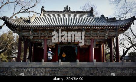 (150422) -- la foto scattata l'11 dicembre 2014 mostra un palcoscenico nel Tempio Jinci di Taiyuan, nella provincia dello Shanxi nella Cina settentrionale. Il palcoscenico dello spettacolo cinese è una parte essenziale dell'architettura tradizionale cinese. La maggior parte delle fasi antiche ben conservate furono costruite durante la dinastia Ming (1368-1644) e la dinastia Qing (1644-1911). Generalmente si compone di tipi interni ed esterni. I principali materiali da costruzione sono legno, mattoni e pietra. La sua esclusiva proprietà acustica è diventata un oggetto importante per gli esperti. )(mcg) CHINA-HENAN-TRADITIONAL PERFORMING STAGE (CN) WangxSong PUBLICATIONxNOTxINxCHN foto scattata IN D. Foto Stock