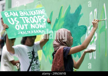 (150422) -- QUEZON CITY, 22 aprile 2015 -- Un manifestante dipinge un murale durante una manifestazione a Quezon City, nelle Filippine, il 22 aprile 2015. Gli attivisti chiesero la fine delle esercitazioni militari balikatan tra gli Stati Uniti e le Filippine. ( Zhf) FILIPPINE-QUEZON CITTÀ-PROTESTA RouellexUmali PUBLICATIONxNOTxINxCHN Quezon City 22 aprile 2015 a dipinge un murale durante un raduno a Quezon City nelle Filippine IL 22 aprile 2015 gli attivisti hanno chiesto la fine delle esercitazioni militari balikatan tra gli Stati Uniti e le Filippine la protesta Filippine Quezon City PUBLI Foto Stock