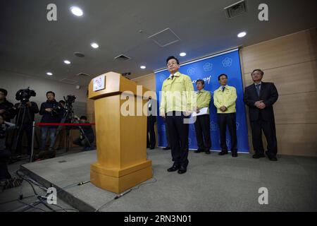 (150422) - SEOUL, 22 aprile 2015 - il ministro della sicurezza pubblica della Corea del Sud Park in-yong (fronte) partecipa a una conferenza stampa a Seoul, Corea del Sud, 22 aprile 2015. Il governo sudcoreano ha preso una decisione finale mercoledì di salvare il traghetto Sewol dalle acque al largo dell'isola di Jindo, nella costa sud-occidentale del paese, con i lavori sul campo previsti per iniziare già a settembre. COREA DEL SUD-SEOUL-SEWOL TRAGHETTO-CONFERENZA STAMPA SeongbinxKang PUBLICATIONxNOTxINxCHN Seul 22 aprile 2015 Il Parco dei Ministri della sicurezza pubblica e della sicurezza della Corea del Sud a Yong Front partecipa ad una conferenza stampa in se Foto Stock