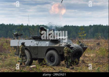 (150422) -- VILNIUS, 22 aprile 2015 -- la foto scattata il 22 aprile 2015 mostra una scena dell'esercitazione internazionale di artiglieria Flaming Thunder 2015 a Pabrade, Lituania. La trivellazione internazionale di artiglieria Flaming Thunder 2015 durata due settimane ha preso il via il 13 aprile, attirando la Lituania, gli Stati Uniti, il Portogallo e la Polonia. LITUANIA-PABRADE-TRAPANO DI ARTIGLIERIA AlfredasxPliadis PUBLICATIONxNOTxINxCHN Vilnius 22 aprile 2015 foto scattata IL 22 aprile 2015 mostra una scena del Flaming Thunder 2015 International Artillery Drill in Lituania le due settimane Long Flaming Thunder 2015 International Artillery Dri Foto Stock