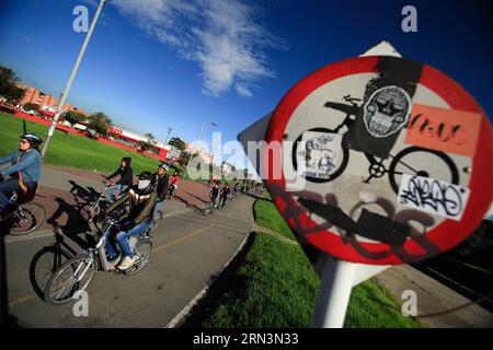 (150422) -- BOGOTÀ, 22 aprile 2015 -- i residenti viaggiano in bicicletta durante il giorno senza auto senza bici , nella città di Bogotà, capitale della Colombia, il 22 aprile 2015. Il sindaco di Bogotà Gustavo Petro ha istituito una nuova edizione di Car-Free Day Without Bike , per migliorare la mobilità in città e nell'ambiente, secondo la stampa locale. ) (vf) COLOMBIA-BOGOTÀ-CAR FREE DAY JhonxPaz PUBLICATIONxNOTxINxCHN Bogotà 22 aprile 2015 Resident viaggia IN bicicletta durante il Car Free Day senza bici nella città di Bogotà capitale della Colombia IL 22 aprile 2015 il sindaco di Bogotà Gustavo Petro ha istituito una nuova Edizione Foto Stock