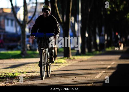 (150422) - BOGOTÀ, 22 aprile 2015 -- Un residente viaggia in bicicletta durante la giornata senza biciclette , nella città di Bogotà, capitale della Colombia, il 22 aprile 2015. Il sindaco di Bogotà Gustavo Petro ha istituito una nuova edizione di Car-Free Day Without Bike , per migliorare la mobilità in città e nell'ambiente, secondo la stampa locale. ) (vf) COLOMBIA-BOGOTÀ-CAR FREE DAY JhonxPaz PUBLICATIONxNOTxINxCHN 150422 Bogotà 22 aprile 2015 un residente viaggia IN BICICLETTA durante il Car Free Day senza bici nella città di Bogotà capitale della Colombia IL 22 aprile 2015 il sindaco di Bogotà Gustavo Petro ha istituito Foto Stock