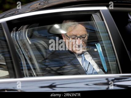 (15423) -- BRUXELLES, 23 aprile 2015 -- il presidente della Commissione europea Jean-Claude Juncker arriva al vertice straordinario dell'Unione europea (UE) per discutere di come affrontare le pressioni migratorie nel Mediterraneo presso la sede centrale dell'UE a Bruxelles, in Belgio, il 23 aprile 2015. Solo 28 migranti su 700 sembrano essere sopravvissuti di gran lunga dopo che la loro barca si è rovesciata a circa 120 miglia a sud di Lampedusa, in Italia, il sabato sera. ZHOU LEI) BELGIO-UE-VERTICE STRAORDINARIO-TRAGEDIA DEI MIGRANTI?? PUBLICATIONxNOTxINxCHN Bruxelles 23 aprile 2015 il presidente della Commissione europea Jean Claude Juncker arriva ALL'EUR Foto Stock