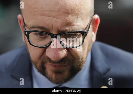 (15423) -- BRUXELLES, 23 aprile 2015 -- il primo ministro belga Charles Michel parla con la stampa mentre arriva al vertice straordinario dell'Unione europea (UE) per discutere di come affrontare le pressioni migratorie nel Mediterraneo presso la sede centrale dell'UE a Bruxelles, in Belgio, il 23 aprile 2015. Solo 28 migranti su 700 sembrano essere sopravvissuti di gran lunga dopo che la loro barca si è rovesciata a circa 120 miglia a sud di Lampedusa, in Italia, il sabato sera. ZHOU LEI) BELGIO-UE-VERTICE STRAORDINARIO-TRAGEDIA DEI MIGRANTI?? PUBLICATIONxNOTxINxCHN Bruxelles 23 aprile 2015 il primo ministro belga Charles Michel parla al Pre Foto Stock