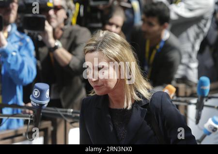 (15423) -- BRUXELLES, 23 aprile 2015 -- l'alto rappresentante dell'Unione europea per gli affari esteri Federica Mogherini arriva al vertice straordinario dell'Unione europea (UE) per discutere di come affrontare le pressioni migratorie nel Mediterraneo presso la sede centrale dell'UE a Bruxelles, in Belgio, il 23 aprile 2015. Solo 28 migranti su 700 sembrano essere sopravvissuti di gran lunga dopo che la loro barca si è rovesciata a circa 120 miglia a sud di Lampedusa, in Italia, il sabato sera. ZHOU LEI) BELGIO-UE-VERTICE STRAORDINARIO-TRAGEDIA DEI MIGRANTI?? PUBLICATIONxNOTxINxCHN Bruxelles 23 aprile 2015 alto rappresentante dell'Unione europea per Forei Foto Stock