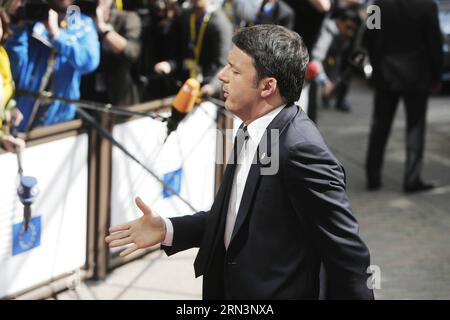 (15423) -- BRUXELLES, 23 aprile 2015 -- il primo ministro italiano Matteo Renzi arriva al vertice straordinario dell'Unione europea (UE) per discutere di come affrontare le pressioni migratorie nel Mediterraneo presso la sede centrale dell'UE a Bruxelles, in Belgio, il 23 aprile 2015. Solo 28 migranti su 700 sembrano essere sopravvissuti di gran lunga dopo che la loro barca si è rovesciata a circa 120 miglia a sud di Lampedusa, in Italia, il sabato sera. ZHOU LEI) BELGIO-UE-VERTICE STRAORDINARIO-TRAGEDIA DEI MIGRANTI?? PUBLICATIONxNOTxINxCHN Bruxelles 23 aprile 2015 I primi Ministri dell'Italia Matteo Renzi arrivano ALL'Extraordinar dell'Unione europea Foto Stock