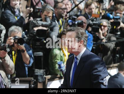 (15423) -- BRUXELLES, 23 aprile 2015 -- il primo ministro britannico David Cameron arriva al vertice straordinario dell'Unione europea (UE) per discutere di come affrontare le pressioni migratorie nel Mediterraneo presso la sede centrale dell'UE a Bruxelles, in Belgio, il 23 aprile 2015. Solo 28 migranti su 700 sembrano essere sopravvissuti di gran lunga dopo che la loro barca si è rovesciata a circa 120 miglia a sud di Lampedusa, in Italia, il sabato sera. ZHOU LEI) BELGIO-UE-VERTICE STRAORDINARIO-TRAGEDIA DEI MIGRANTI?? PUBLICATIONxNOTxINxCHN Bruxelles 23 aprile 2015 il primo ministro britannico David Cameron arriva ALL'EU Extraordin dell'Unione europea Foto Stock