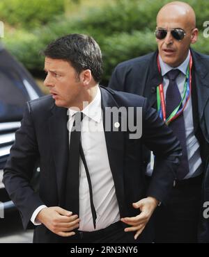 (15423) -- BRUXELLES, 23 aprile 2015 -- il primo ministro italiano Matteo Renzi arriva al vertice straordinario dell'Unione europea (UE) per discutere di come affrontare le pressioni migratorie nel Mediterraneo presso la sede centrale dell'UE a Bruxelles, in Belgio, il 23 aprile 2015. Solo 28 migranti su 700 sembrano essere sopravvissuti di gran lunga dopo che la loro barca si è rovesciata a circa 120 miglia a sud di Lampedusa, in Italia, il sabato sera. ZHOU LEI) BELGIO-UE-VERTICE STRAORDINARIO-TRAGEDIA DEI MIGRANTI?? PUBLICATIONxNOTxINxCHN Bruxelles 23 aprile 2015 I primi Ministri dell'Italia Matteo Renzi arrivano ALL'Extraordinar dell'Unione europea Foto Stock