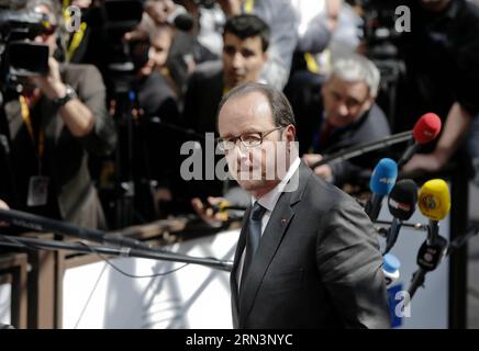 (15423) -- BRUXELLES, 23 aprile 2015 -- il presidente francese Francois Hollande arriva al vertice straordinario dell'Unione europea (UE) per discutere di come affrontare le pressioni migratorie nel Mediterraneo presso la sede centrale dell'UE a Bruxelles, in Belgio, il 23 aprile 2015. Solo 28 migranti su 700 sembrano essere sopravvissuti di gran lunga dopo che la loro barca si è rovesciata a circa 120 miglia a sud di Lampedusa, in Italia, il sabato sera. ZHOU LEI) BELGIO-UE-VERTICE STRAORDINARIO-TRAGEDIA DEI MIGRANTI?? PUBLICATIONxNOTxINxCHN Bruxelles 23 aprile 2015 il Presidente francese Francois Hollande arriva ALL'Unione europea straordinaria S Foto Stock