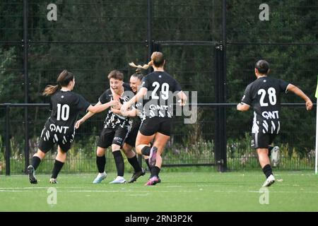 Marcinelle, Belgio. 25 agosto 2023. I calciatori dello Charleroi celebrano il loro gol nella foto durante una partita di calcio femminile tra Sporting du Pays de Charleroi e KRC Genk Ladies nella prima giornata della stagione 2023 - 2024 della belga lotto Womens Super League, venerdì 25 agosto 2023 a Marcinelle, BELGIO . Credito: Sportpix/Alamy Live News Foto Stock